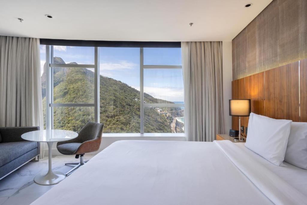 里約熱內盧的住宿－Hotel Nacional，一间卧室设有一张大床和一个大窗户