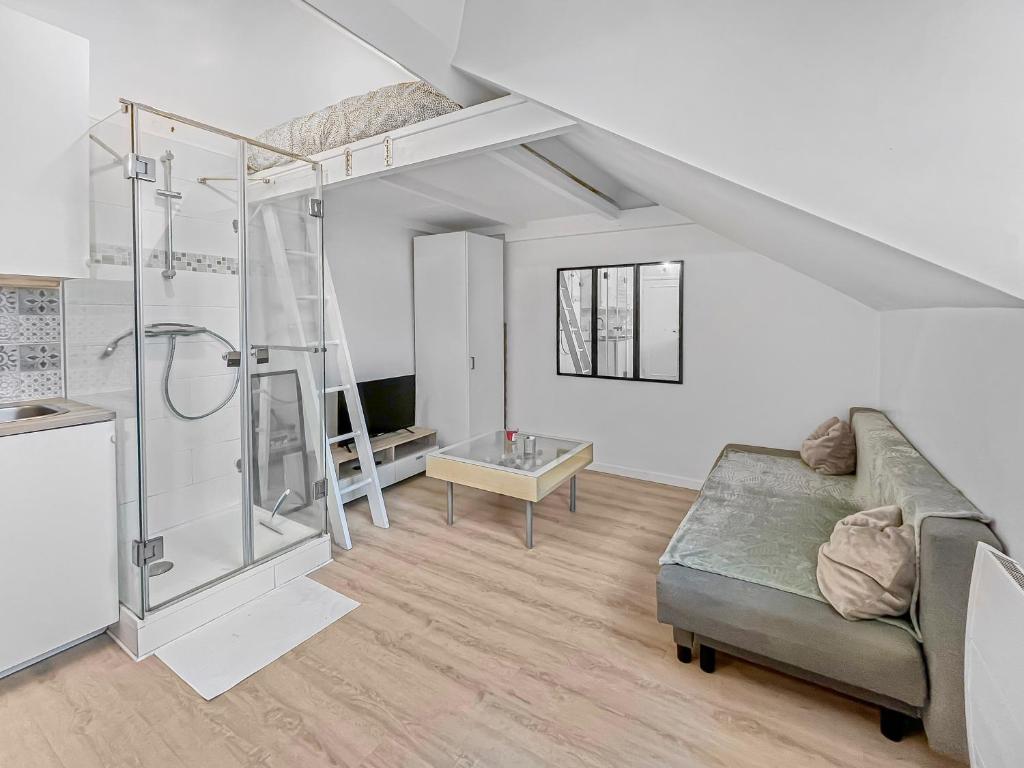 ein Wohnzimmer mit einer Dusche und einem Sofa in der Unterkunft Esprit Nogentais - Vue sur Tour Eiffel in Nogent-sur-Marne