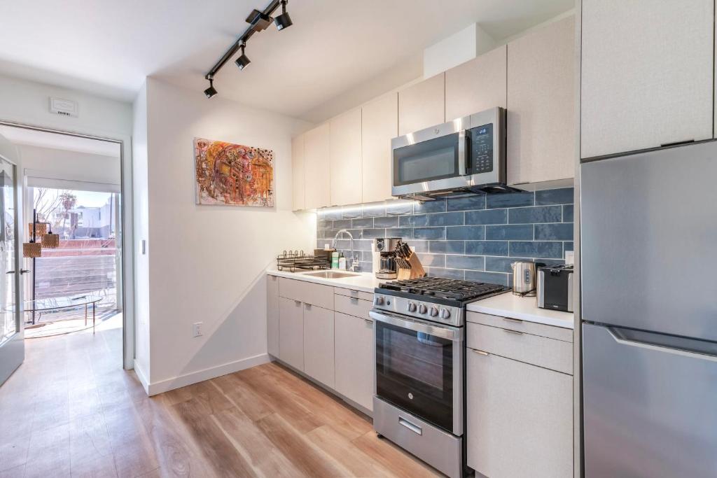 Virtuvė arba virtuvėlė apgyvendinimo įstaigoje Brand New Hollywood Luxury Apartment