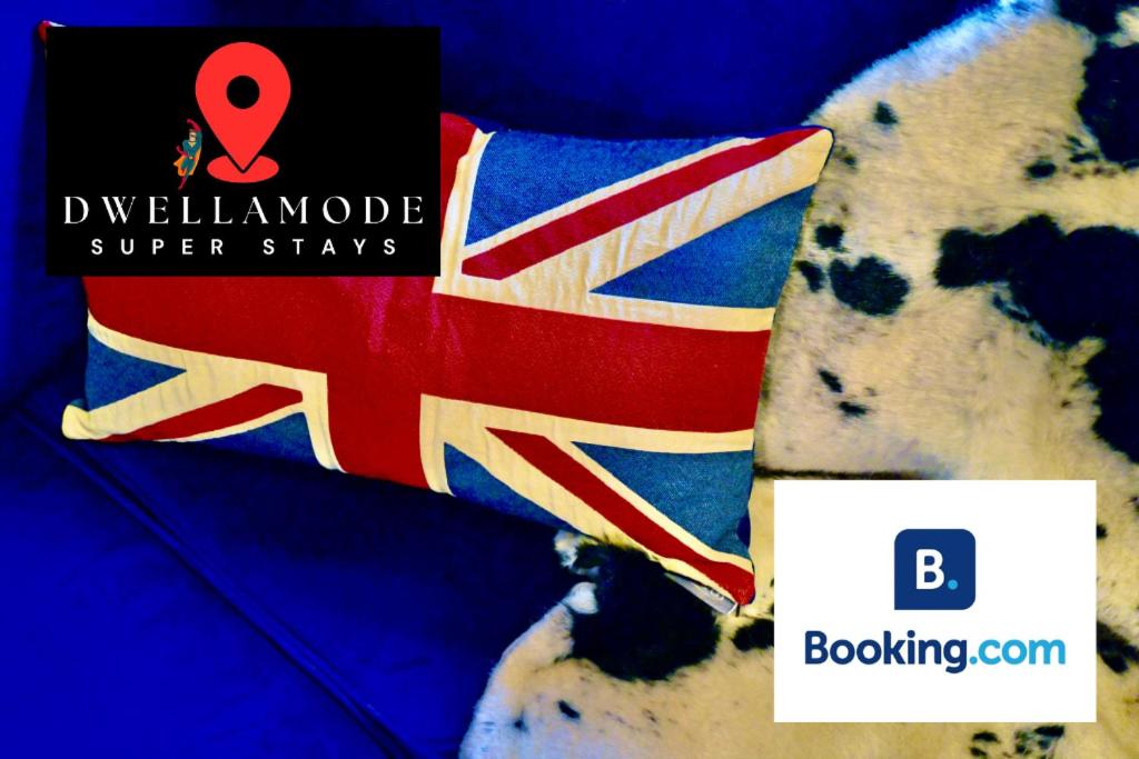 uma almofada com a bandeira britânica em cima de um bolo em 5 Bedroom House -Sleeps 12- Big Savings On Long Stays! em Braintree