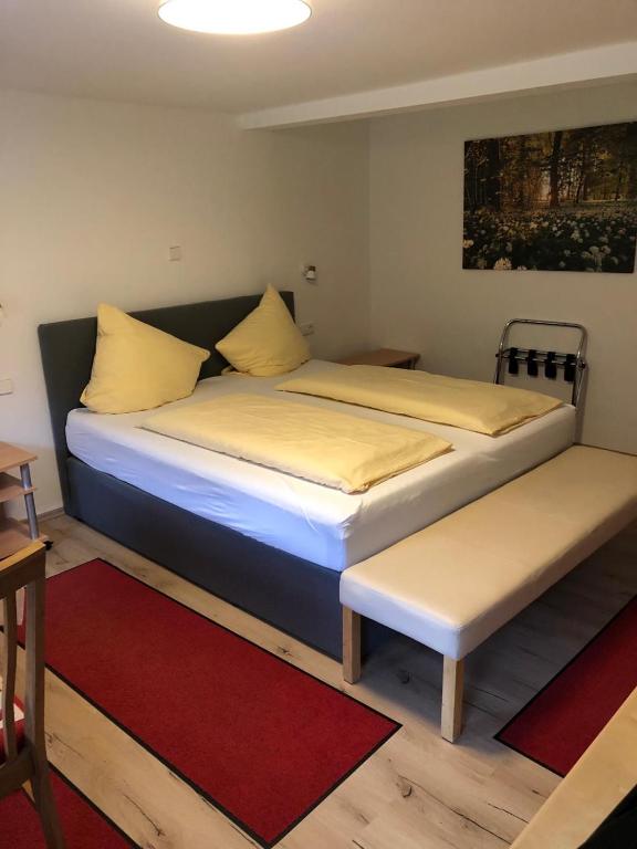 Postel nebo postele na pokoji v ubytování Gasthaus Hotel Löffelschmiede