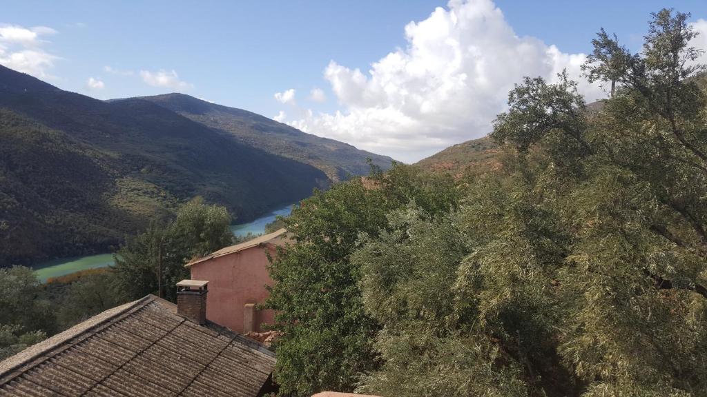 vista su un fiume in una valle con montagne di DAR LAMRABET a Bine el Ouidane