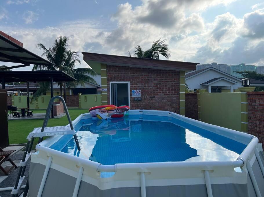 een groot zwembad in een achtertuin bij Villa D' Manggis Melaka in Melaka