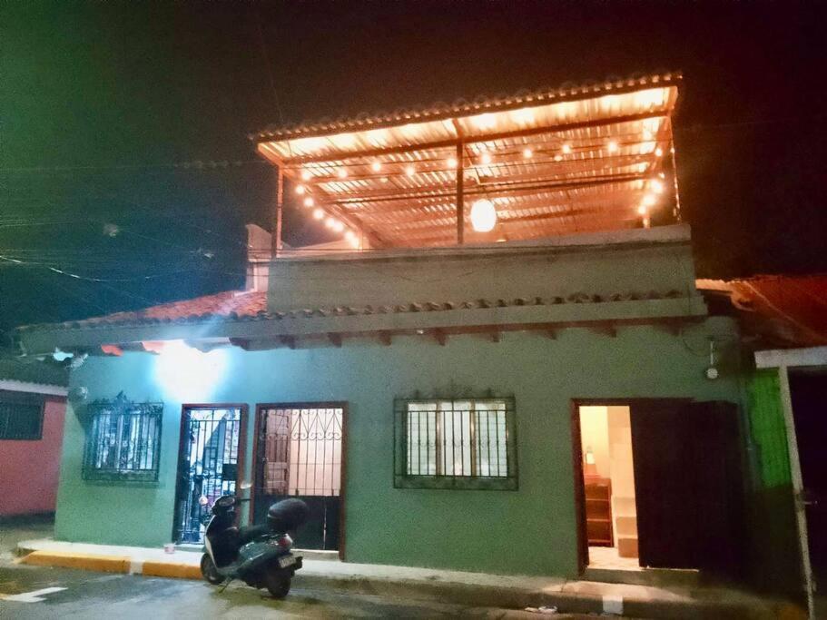 uma scooter estacionada em frente a uma casa à noite em Acogedor Apartamento em Comayagua
