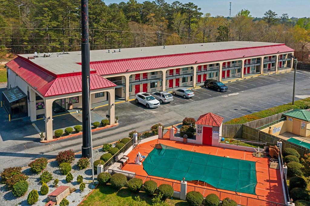 an overhead view of a building with a swimming pool at Regency Inn & Suites in Macon