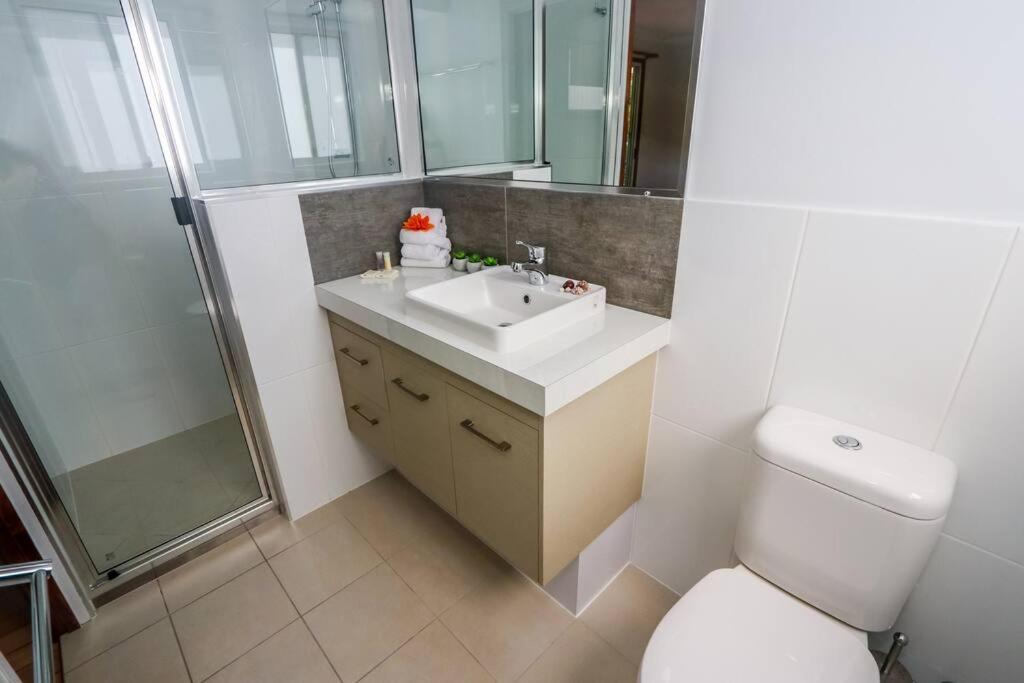 Koupelna v ubytování McLeods - Three-Bedroom, Pet-Friendly Coastal Escape in Central Agnes Water