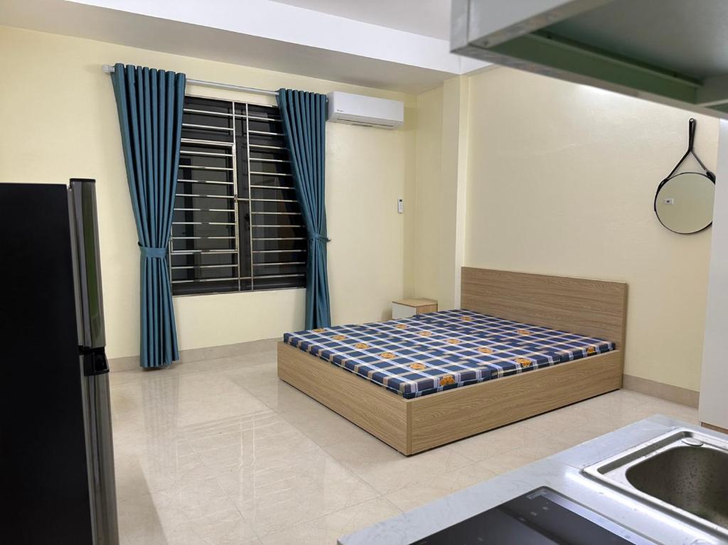 ein kleines Schlafzimmer mit einem Bett und einem Fenster in der Unterkunft nhatro19nguyenkhang in Hanoi
