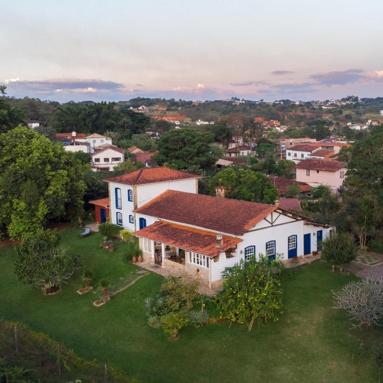 uma vista aérea de uma casa com um quintal em Segredo da Serra Guest House em Tiradentes