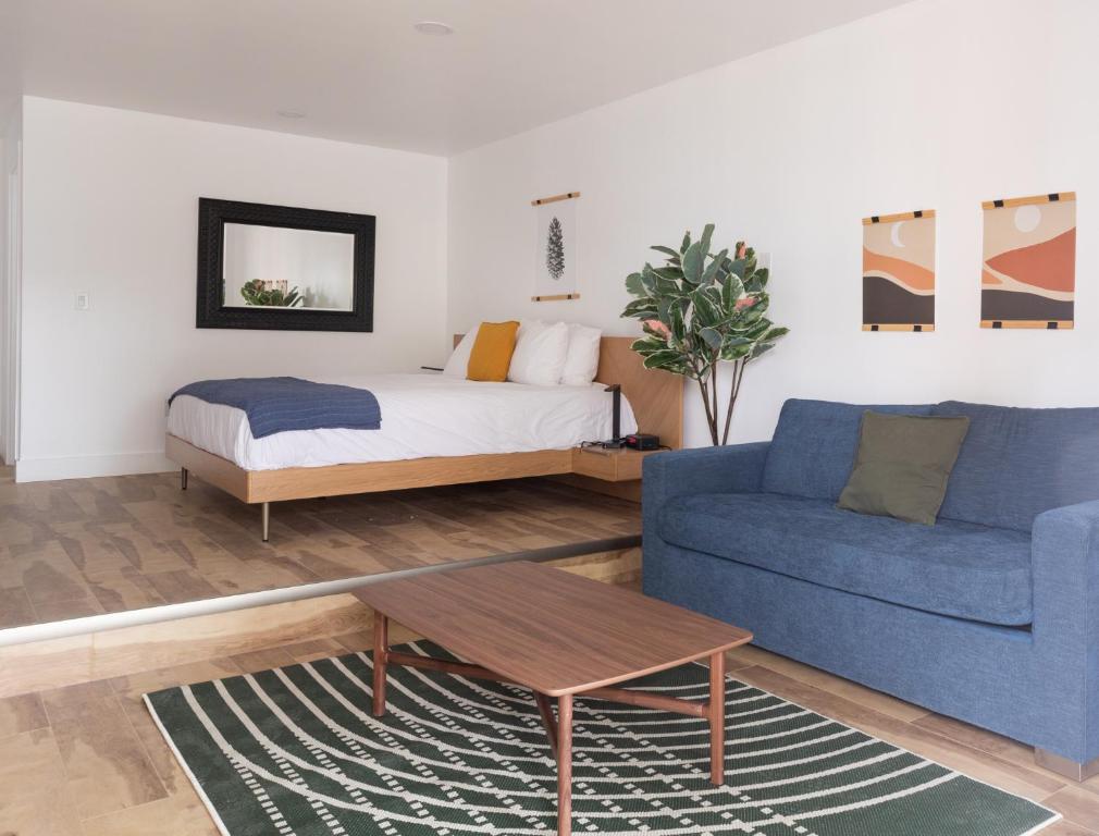Bonnie View Inn في هاليبرتون: غرفة معيشة مع سرير وأريكة زرقاء