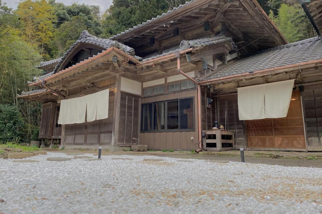ein Haus mit weißen Vorhängen davor in der Unterkunft Oikura-juku Seizan - Vacation STAY 23376v in Minamiboso