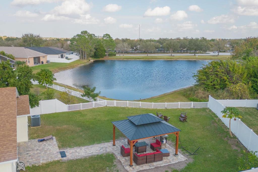 - une vue aérienne sur un grand étang avec un kiosque dans l'établissement In the Middle of Paradise, à Riverview