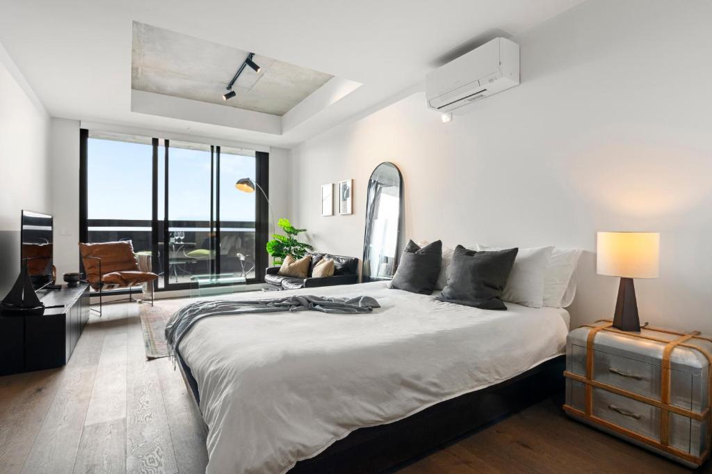 Ένα ή περισσότερα κρεβάτια σε δωμάτιο στο Modern, Industrial Hideaway