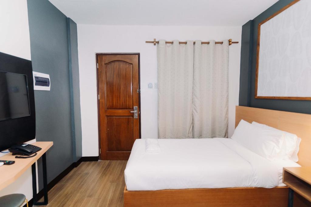 Postel nebo postele na pokoji v ubytování Jovinaj Travellers Inn