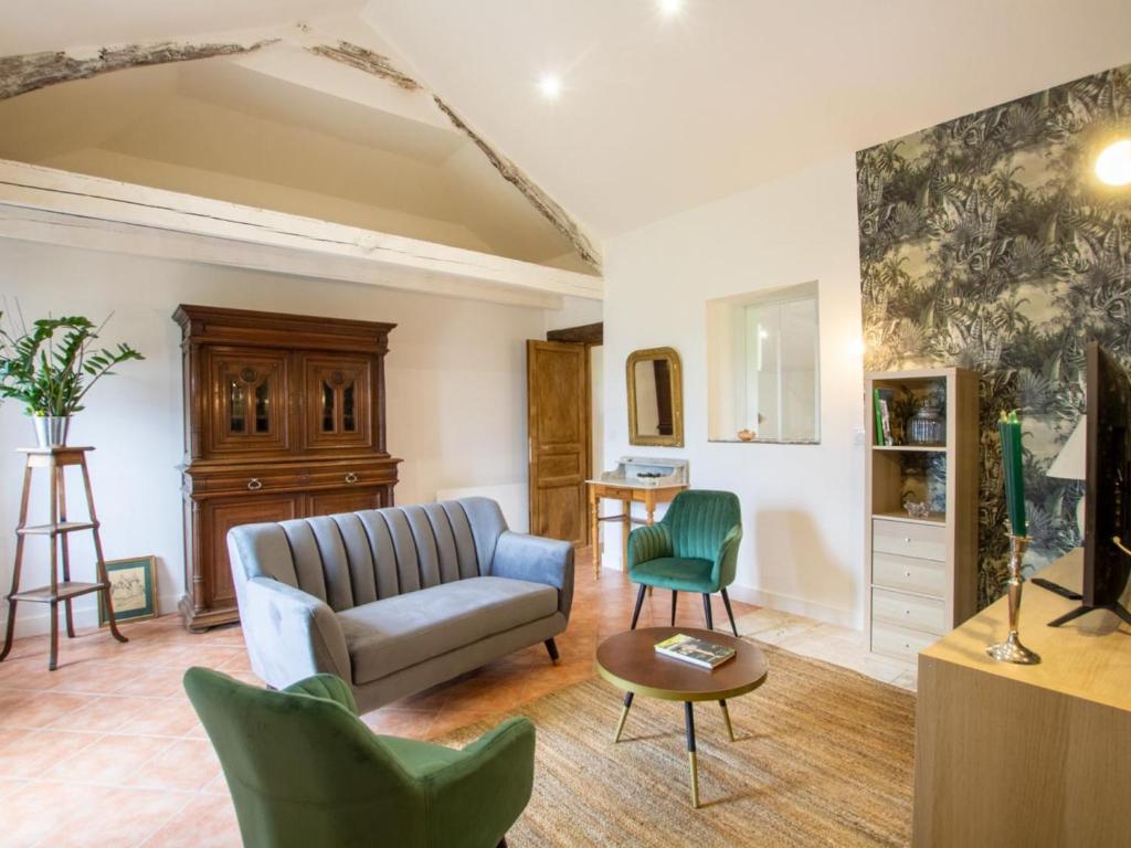 un salon avec un canapé et des chaises dans l'établissement Gîte cosy avec jacuzzi privé, jardin clos, et équipements modernes au cœur du Périgord pourpre - FR-1-616-363, à Saint-Aubin-de-Lanquais