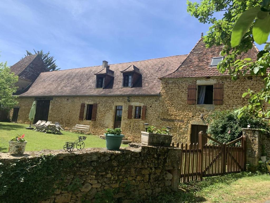 PézulsにあるCharmante maison 4 pers avec piscine privative et grand terrain, proche sites touristiques du Périgord - FR-1-616-350の石造りの古家