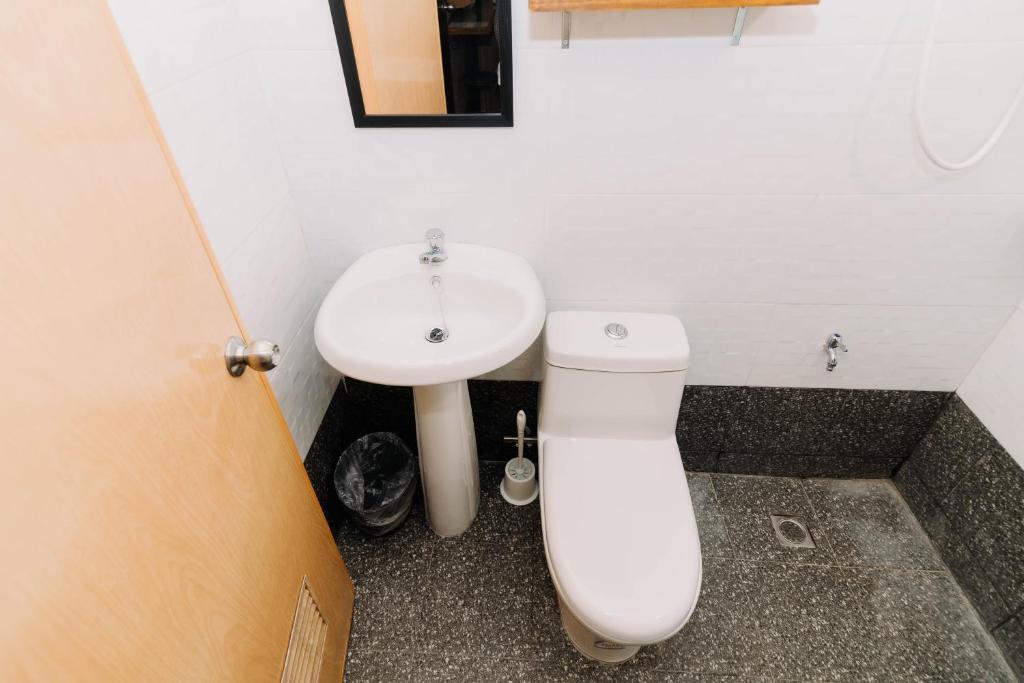 Koupelna v ubytování Jovinaj Travellers Inn