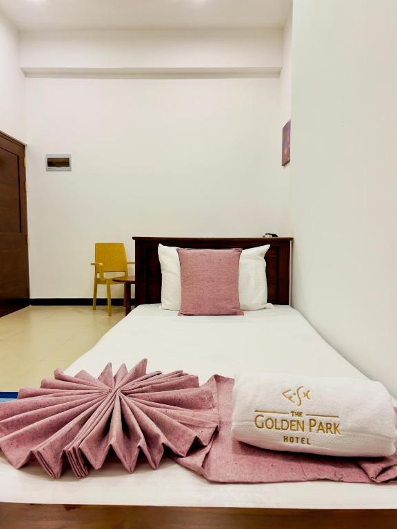 Postel nebo postele na pokoji v ubytování The Golden Park Hotel