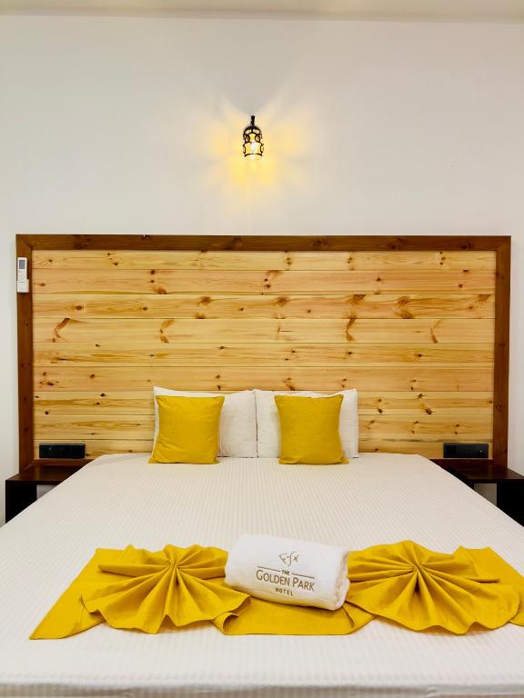 Postel nebo postele na pokoji v ubytování The Golden Park Hotel