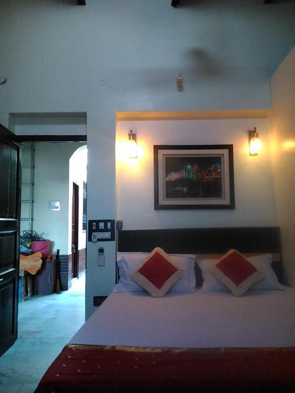 Uma cama ou camas num quarto em Shiva Guest House