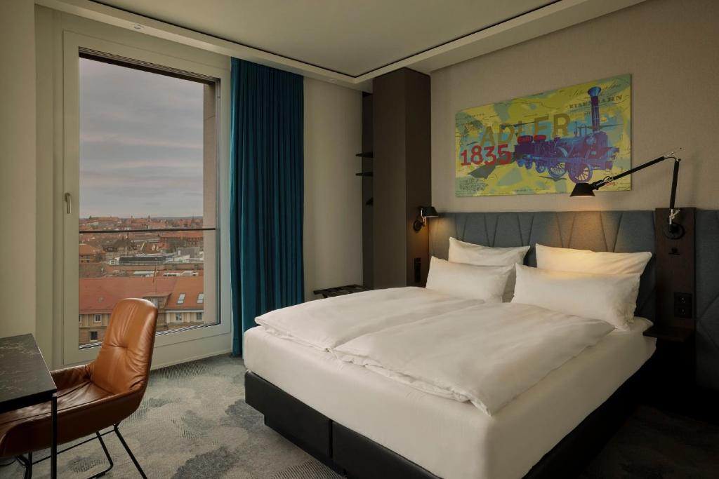Postel nebo postele na pokoji v ubytování The Cloud One Nürnberg, by the Motel One Group