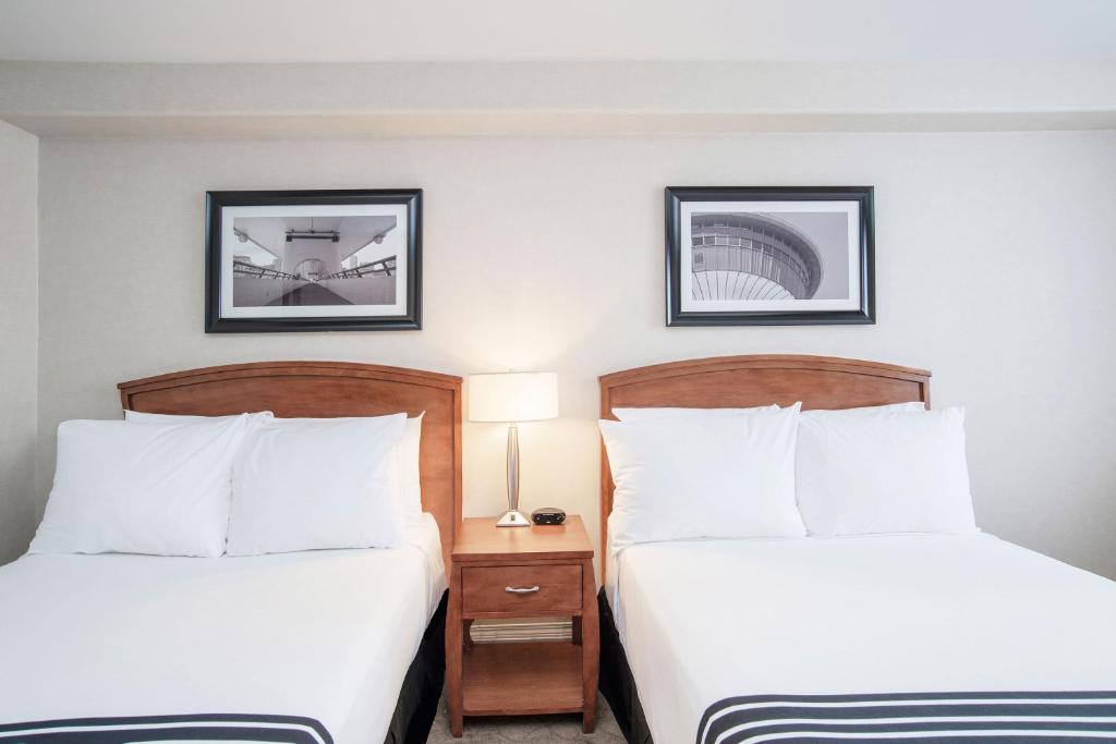 Postel nebo postele na pokoji v ubytování Sandman Hotel & Suites Calgary West