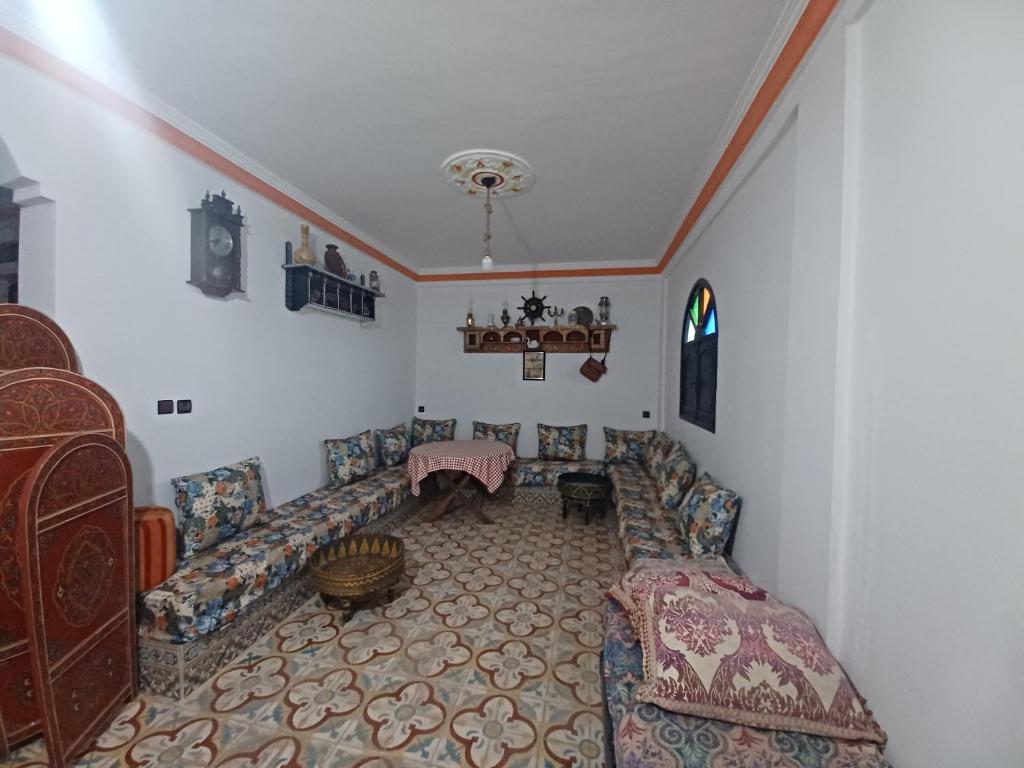 een woonkamer met een bank en een tafel bij Atlase Surf hostel in Taghazout