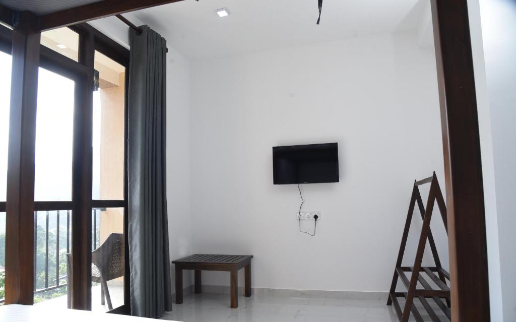 TV a/nebo společenská místnost v ubytování Ever Breeze Ella Hotel