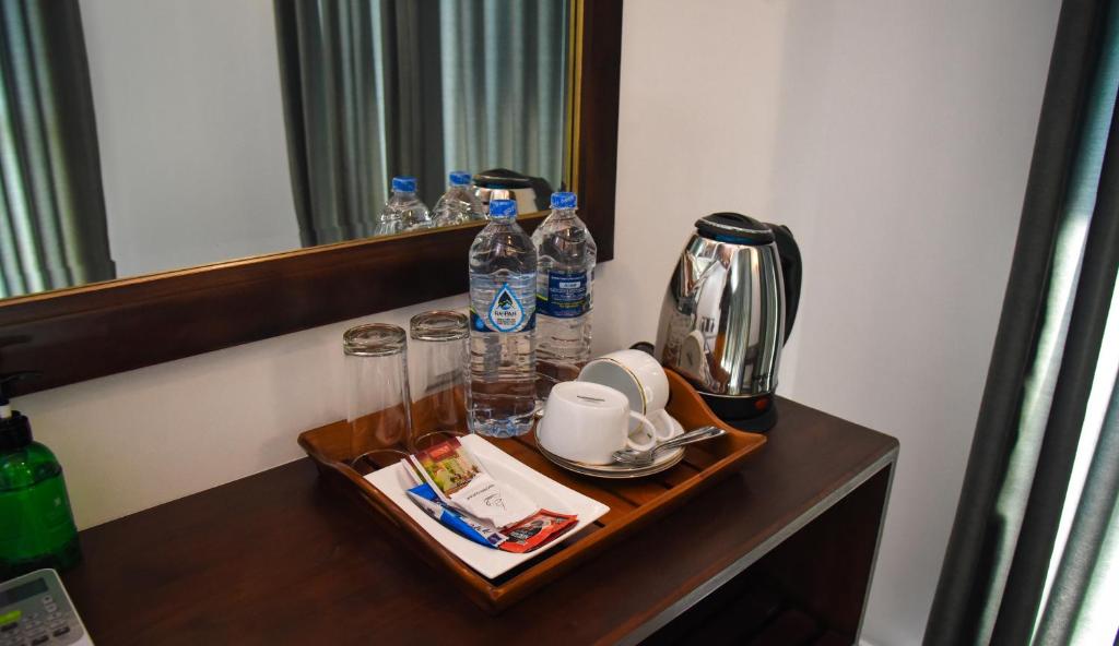Příslušenství pro přípravu čaje a kávy v ubytování Ever Breeze Ella Hotel