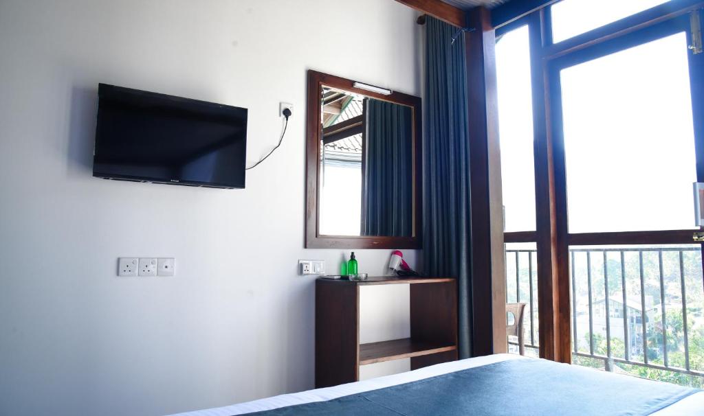 TV a/nebo společenská místnost v ubytování Ever Breeze Ella Hotel