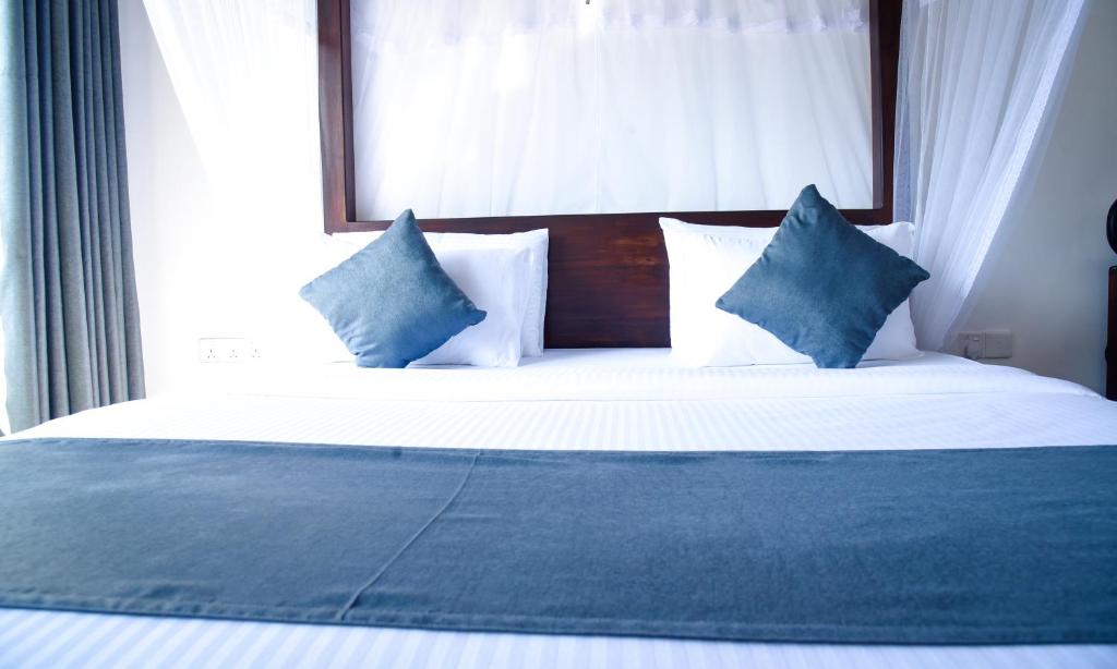 Postel nebo postele na pokoji v ubytování Ever Breeze Ella Hotel