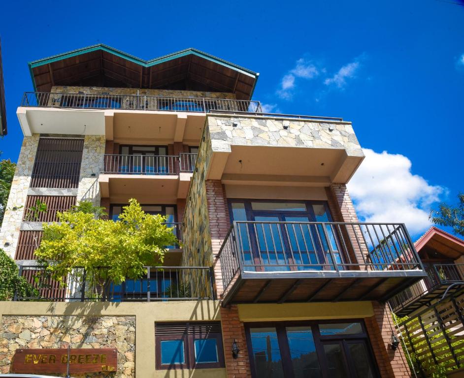 een appartementencomplex met balkons en een blauwe lucht bij Ever Breeze Ella Hotel in Ella