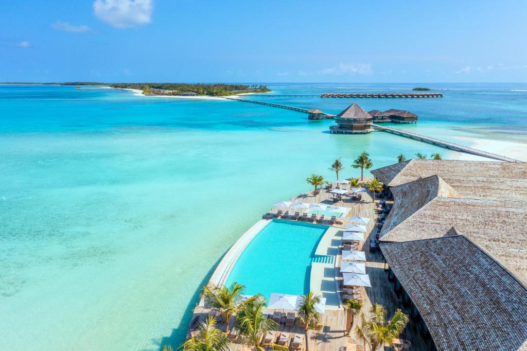 una vista aérea de un complejo con piscina en Jawakara Islands Maldives en Lhaviyani Atoll