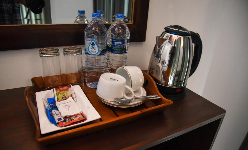 Příslušenství pro přípravu čaje a kávy v ubytování Ever Breeze Ella Hotel