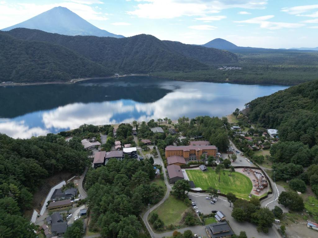 an aerial view of a resort next to a lake at Kofukaku Kuwarubi in Fujikawaguchiko
