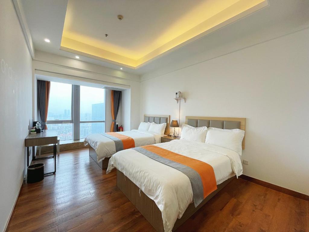 Postel nebo postele na pokoji v ubytování HT Legend Hotel Changgang Metro Station Exit F -Direct to Canton Fair