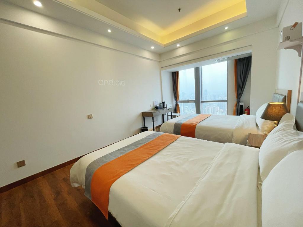 Postel nebo postele na pokoji v ubytování HT Legend Hotel Changgang Metro Station Exit F -Direct to Canton Fair