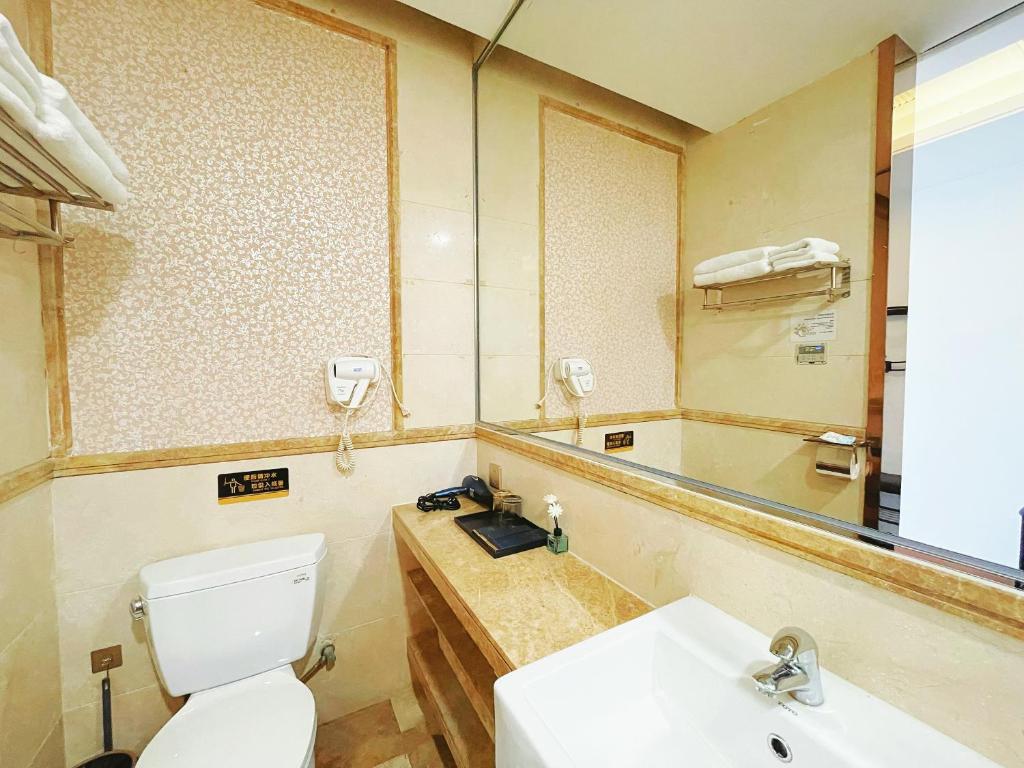 Koupelna v ubytování HT Legend Hotel Changgang Metro Station Exit F -Direct to Canton Fair