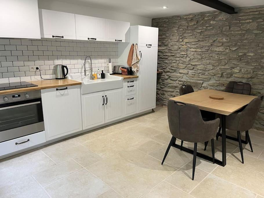 Kuchyň nebo kuchyňský kout v ubytování Joly Cottage