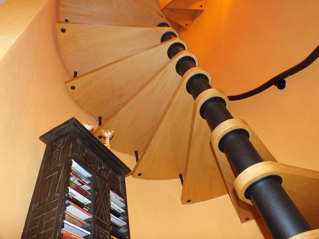 a close up of a light pole with a wine rack at B&B Le Fate Del Lago in Lierna