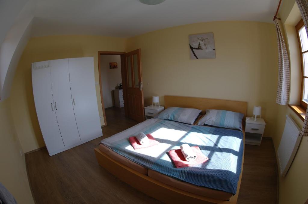 Postel nebo postele na pokoji v ubytování Penzion Hradební