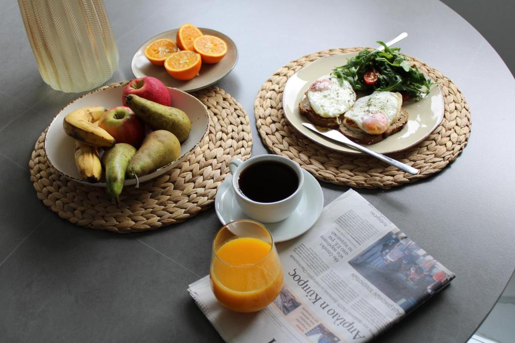 Hypnos Residence في نيقوسيا: طاولة مع طبقين من الطعام وكوب من القهوة