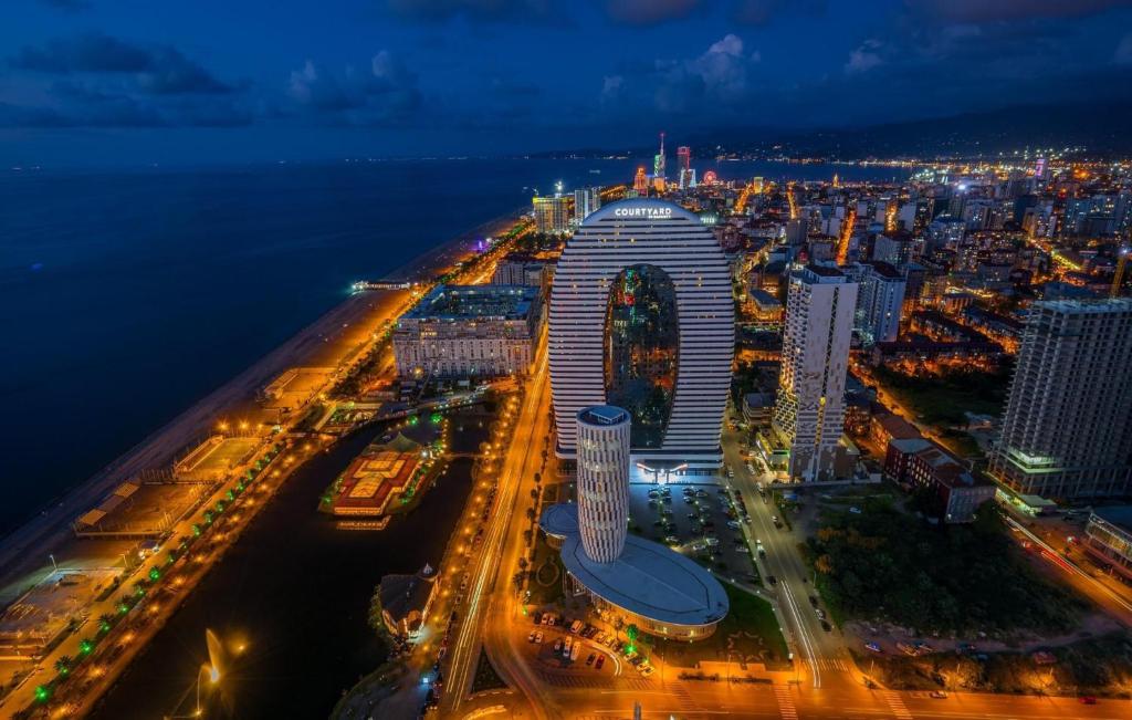 une vue aérienne de nuit sur une ville dans l'établissement Batumi allince Palace, à Batoumi