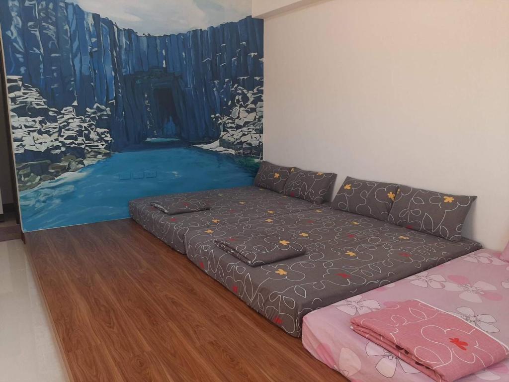 馬公市的住宿－君樂民宿 ，客厅的沙发,配有绘画作品
