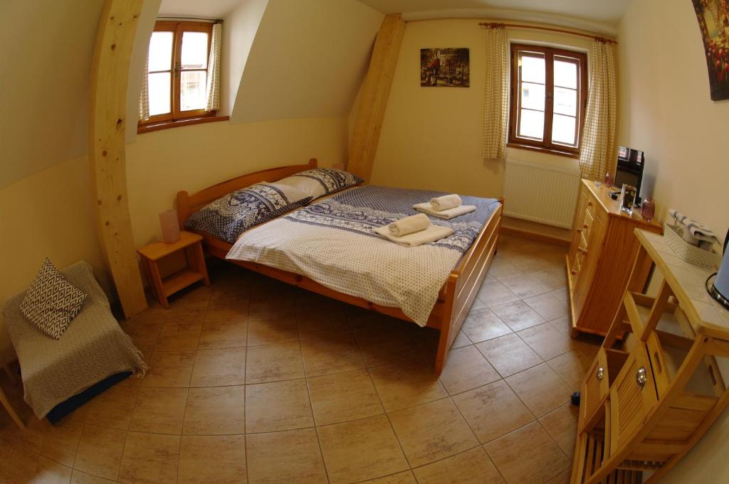 Postel nebo postele na pokoji v ubytování Penzion Hradební