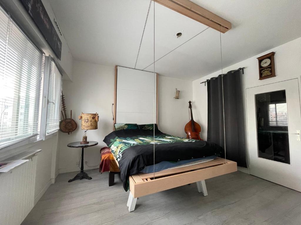- une chambre avec un lit à baldaquin en verre dans l'établissement Le Studio Robespierre, à Ivry-sur-Seine