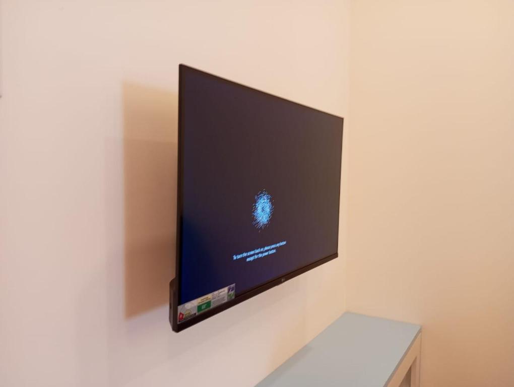 TV a/nebo společenská místnost v ubytování Avalon Homes