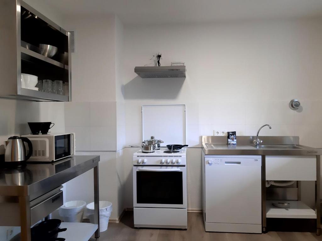 uma cozinha com um fogão branco e um micro-ondas em Chic Apartment with Balcony em Gelsenkirchen