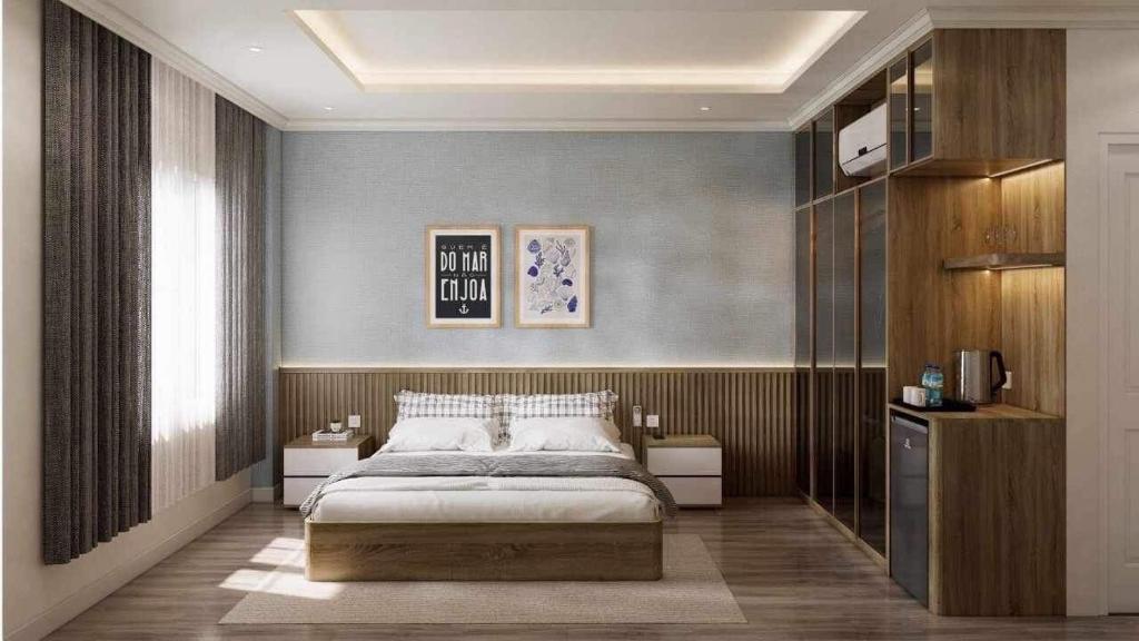 een slaapkamer met een groot bed in een kamer bij Wonderland Villa at Hồ Tràm Beach in Xuyên Mộc