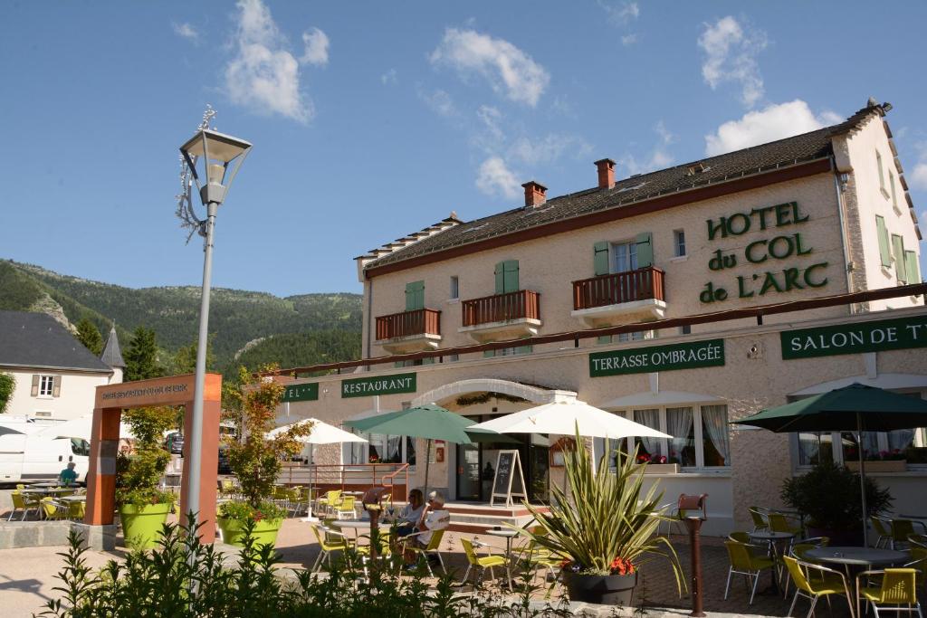 Nespecifikovaný výhled na hory nebo výhled na hory při pohledu z hotelu