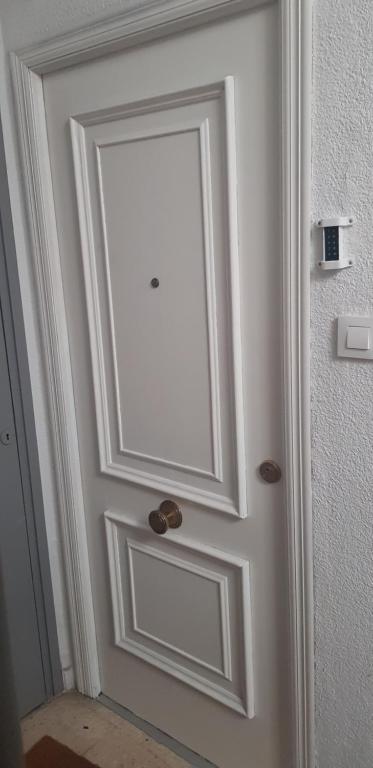 Una puerta con una ventana en una habitación en Evangelista59, en Sevilla